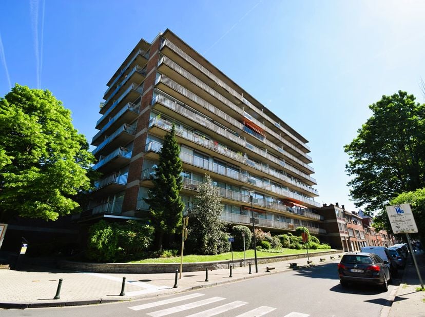 Boulevard Sylvain Dupuis 282, à quelques pas du Westland Shopping Center : Spacieux appartement une chambre de 70m² avec deux terrasses, une cave et u