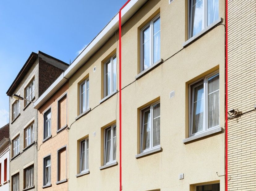 A proximité du Canal et du Centre-ville, et non loin du metro Comte de Flandre, nous vous proposons cette maison unifamiliale 3 ch et offrant : -----