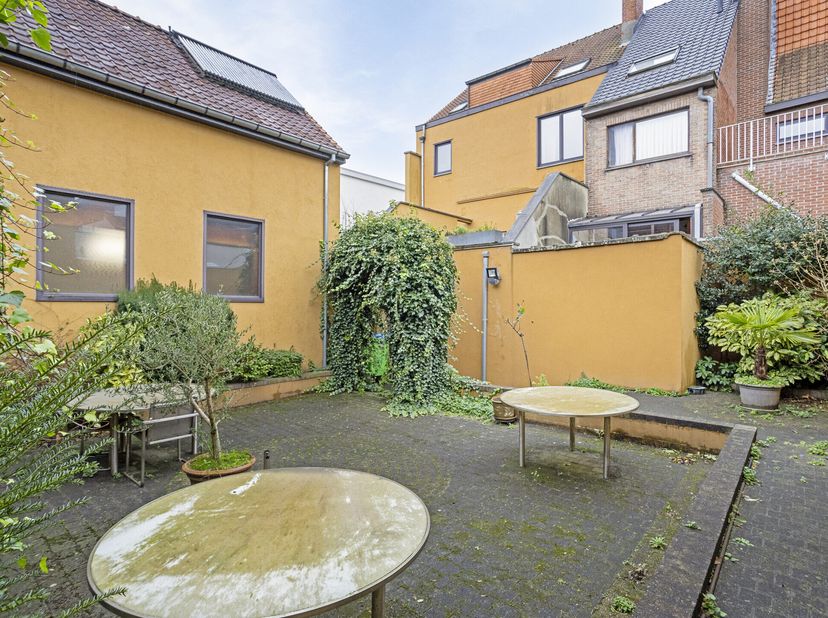 Cet immeuble commercial à vendre, situé sur l&#039;Antwerpsesteenweg à Sint-Amandsberg, combine une situation commerciale de premier ordre avec de nombreus