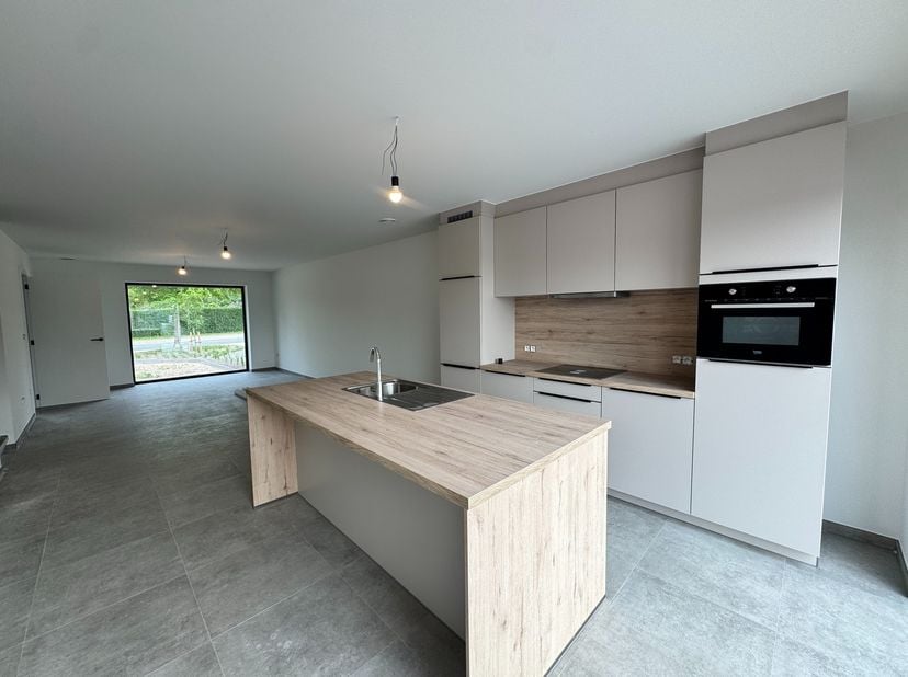 Deze prachtige nieuwbouwwoning van 132m² biedt alle comfort van vandaag in een stijlvolle en energiezuinige uitvoering. De ideale gezinswoning met een