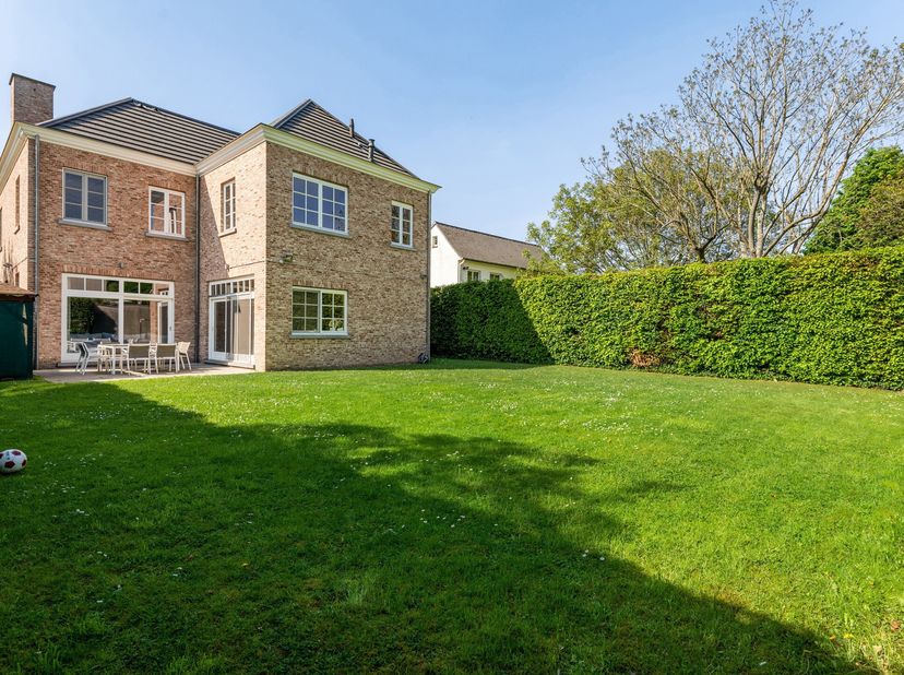 Prachtige vrijstaande woning met 4 ruime slaapkamers, 2 badkamers en onderhoudsvriendelijke ZO tuin&lt;br /&gt;
Specifieke kenmerken:&lt;br /&gt;
- Hoogwaardige a