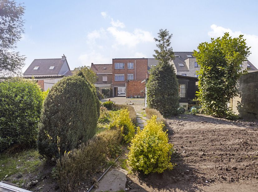 Cette maison est proposée à la vente dans la Kortbroekstraat, près du centre de Vrasene.&lt;br /&gt;
La maison est actuellement divisée en un appartement au