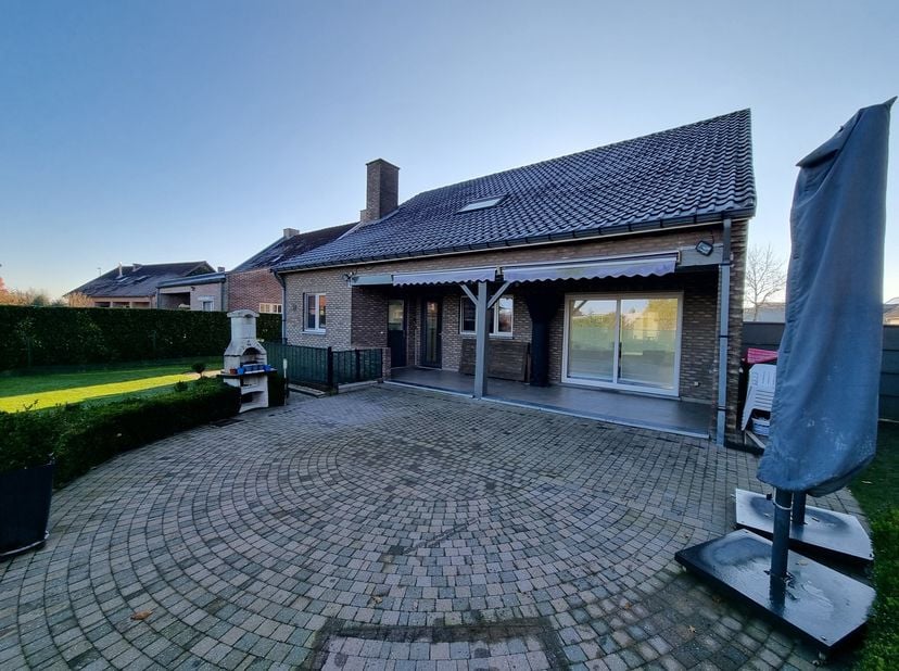 Prachtig landhuis op 7a22ca, uitstekend gelegen in een residentiële wijk te Mopertingen, met een vlotte verbinding naar zowel Bilzen als Maastricht. &lt;