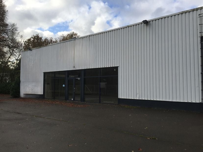 - 550m² magazijn/polyvalente ruimte&lt;br /&gt;
- 1.585m² verhard terrein achteraan&lt;br /&gt;
- ruime parking vooraan&lt;br /&gt;
- omheind&lt;br /&gt;
- gelegen in KMO zon