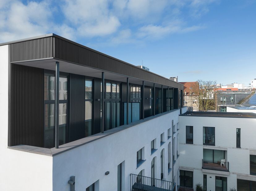 Het gloednieuwe project &quot;Chocolaterie Antoine&quot; biedt u op de 3rd en laatste verdieping, met uitzicht op de binnenplaats, een prachtig PENTHOUSE van 12