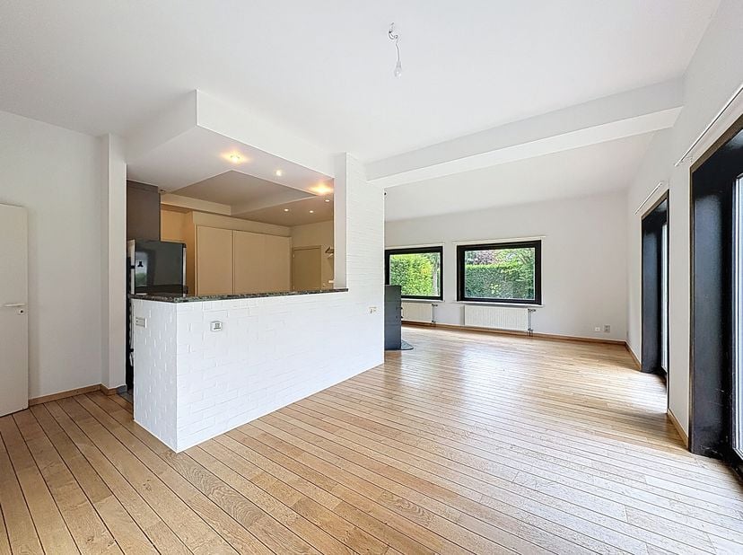 Située dans le charmant quartier verdoyant de Sint-Martens-Latem, vous trouverez cette maison spacieuse et polyvalente aux nombreux avantages.&lt;br /&gt;
L