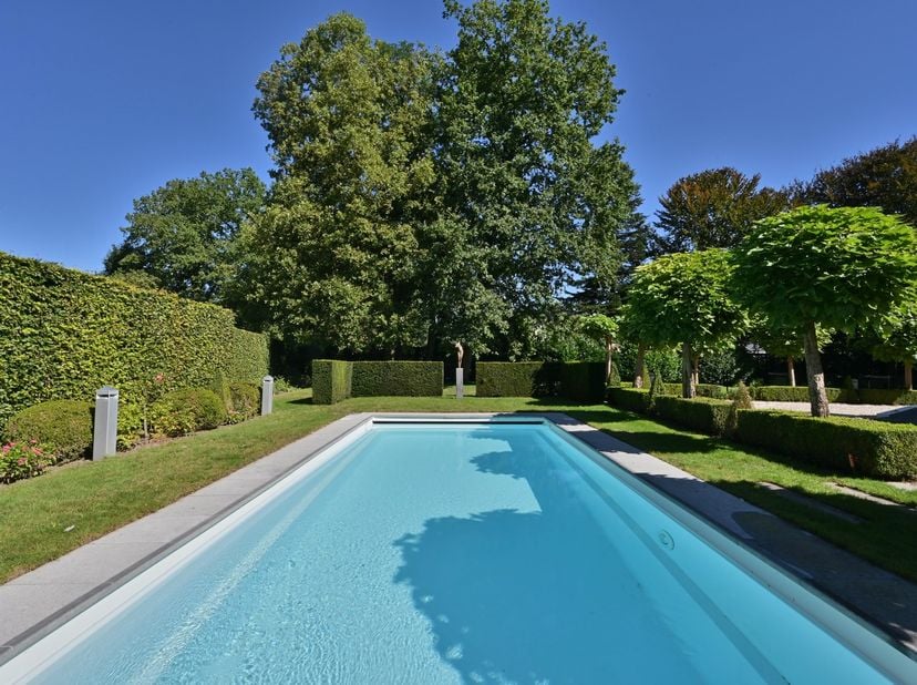 Exclusieve villa, afgewerkt met luxueuze materialen en bestaande uit maar liefst 2 heel ruime woonkamers, 4 slaapkamers, 2 badkamers, zongericht buite
