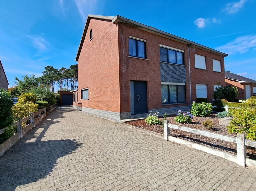 Instapklare halfopen bebouwing op 7a 21ca uit 1976 met drie slaapkamers, een aparte garage met tuinberging en een nog aan te leggen tuin, gericht naar