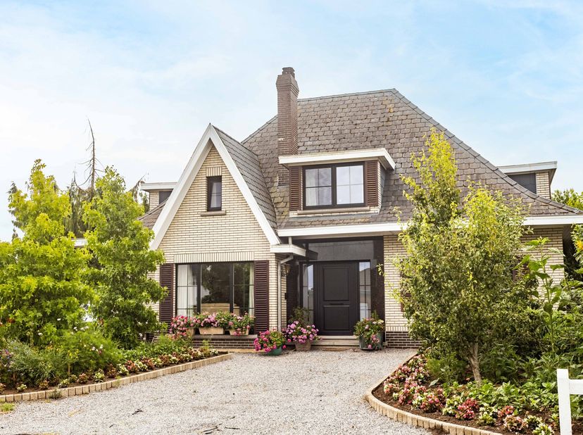 Cette maison individuelle située au calme comprend au rez-de-chaussée un hall d&#039;entrée (+ toilettes invités) suivi d&#039;un séjour lumineux avec accès dir