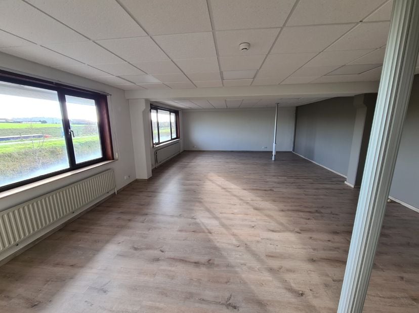 sujet:&lt;br /&gt;
2 étages de 130 m² de bureaux meublés.&lt;br /&gt;
Finitions et installations:&lt;br /&gt;
-Climatisation&lt;br /&gt;
-Sols en moquette&lt;br /&gt;
-CV&lt;br /&gt;
-Sa