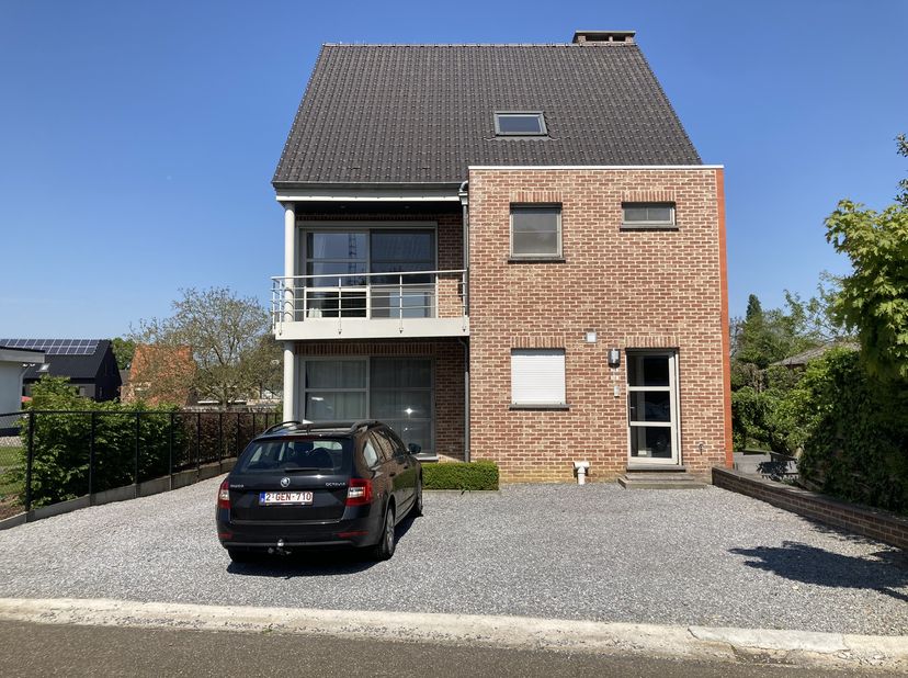 TE HUUR: modern en ruim appartement van 187,2 m2 te Heusden-Zolder, , gelegen in een rustige straat maar toch dichtbij de autostrade, duplex (1e en 2e