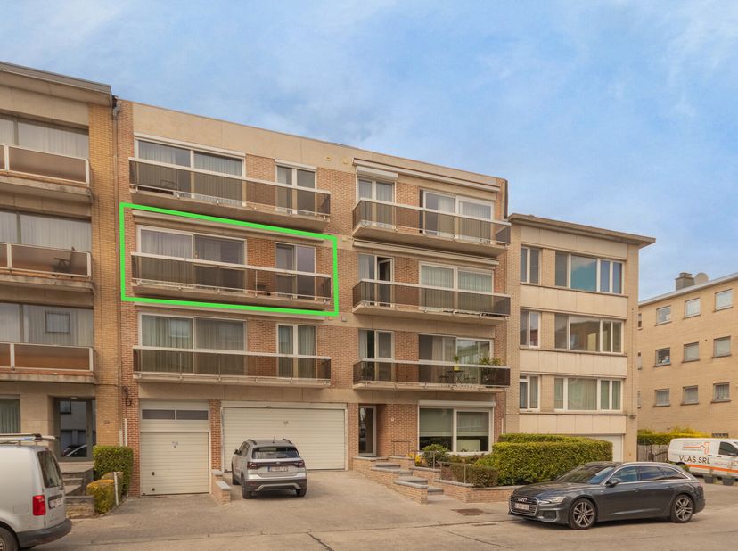 Immo Pické biedt U dit zeer goed en rustig gelegen appartement aan gelegen in de onmiddellijke omgeving van scholen, winkels, openbaar vervoer en de b