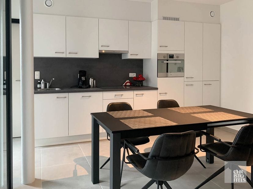 Lichtrijk appartement op de derde verdieping met parking.&lt;br /&gt;
Centraal wonen op een oppervlakte van ruim 57 m² met een westelijk georiënteerd terras