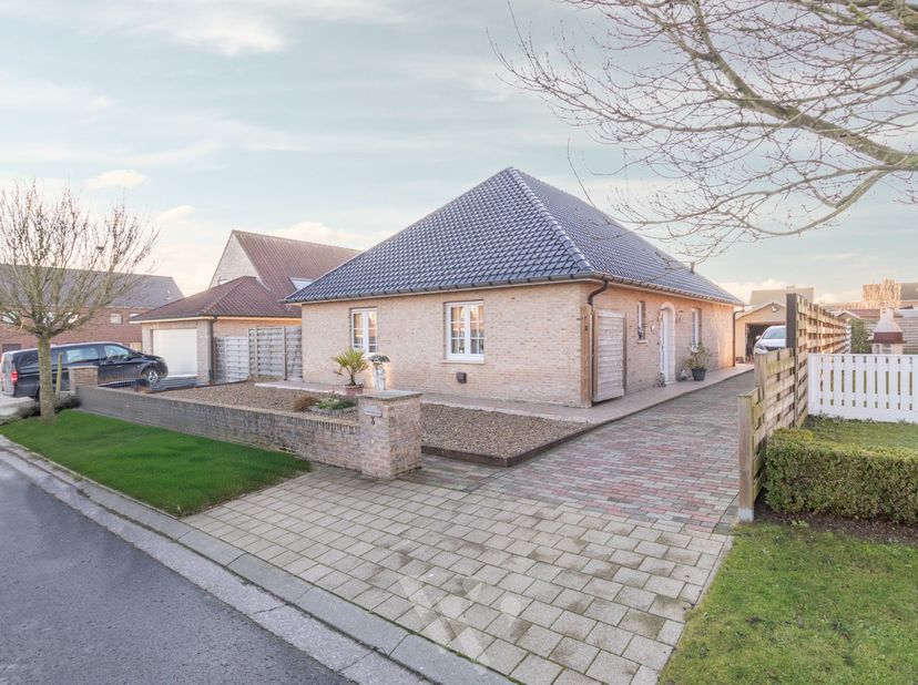 Deze goed onderhouden open bebouwing uit 2007, op een perceel van 528 m² biedt een bewoonbare oppervlakte van 194 m².&lt;br /&gt;
Dankzij de lichtrijke ruim