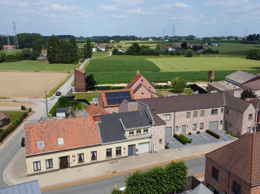 Cette maison à rénover est située à deux pas du centre de Wortegem-Petegem, avec des routes d&#039;accès (Waregem à 10min), des transports en commun, et un