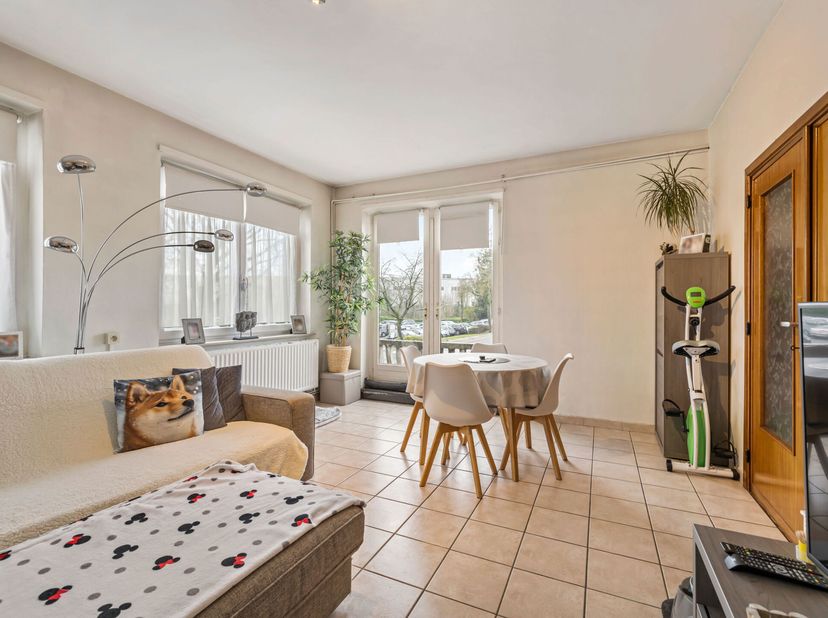Nous souhaitons vous proposer cet appartement avec place de parking/garage ouvert à Halle, au 1er étage.  L&#039;appartement est divisé comme suit : hall d