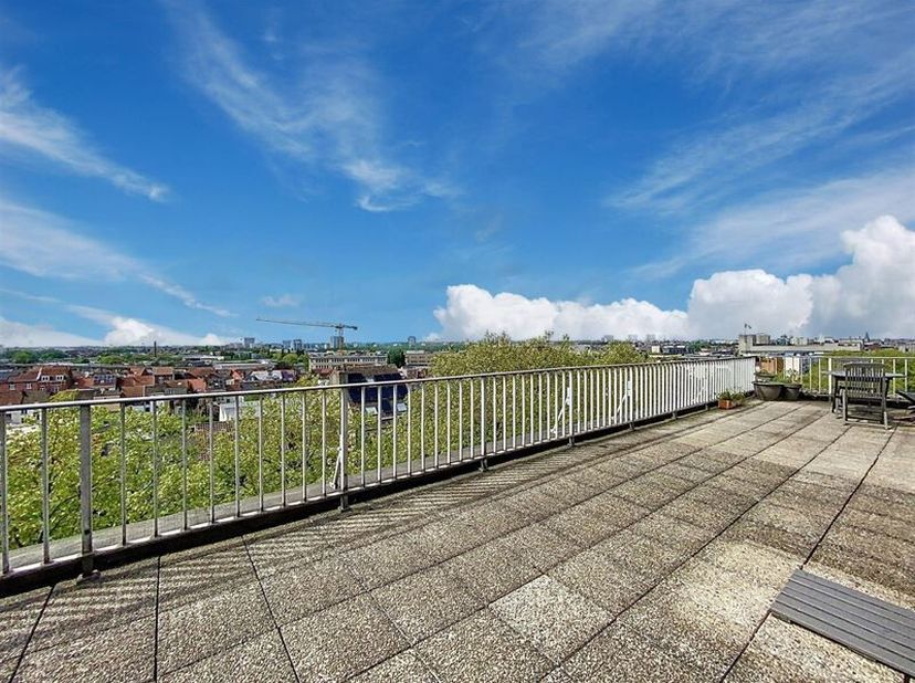 Description: Très beau penthouse meublé d&#039;une superficie de 100m2, situé au 7ème étage,  avec 2 terrasses de 40m2 chacune. Proche du Parc Duden, nombr