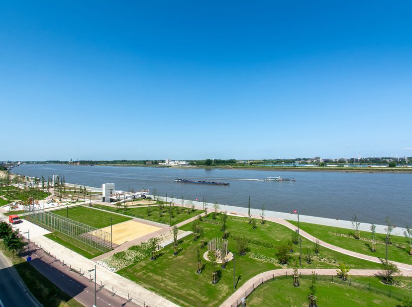 Huis aan de Kade bénéficie d&#039;un emplacement de rêve sur l&#039;Escaut, les quais et le futur Kaaipark. Et au cur de Nieuw Zuid, Anvers. Les architectes Rob