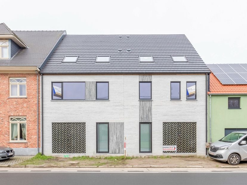 Ontdek deze twee prachtige nieuwbouwwoningen net buiten het centrum van Sint-Gillis-Waas. Gelegen op een rustige locatie en toch met een vlotte verbin