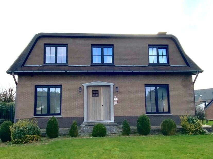 Deze charmante, instapklare open bebouwing is gelegen vlakbij het centrum van Genk, in de wijk Termien nabij het natuurgebied de Maten. De woning geni