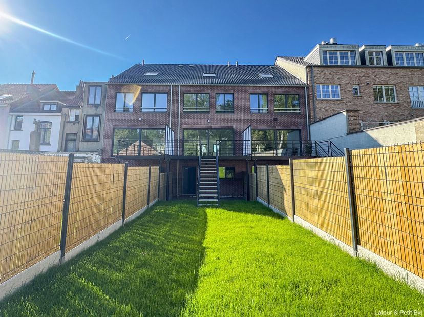 UKKEL, vlakbij Place Saint Job en Vivier d&#039;Oie. Prachtig nieuw HUIS (3 slpk/2bad) van ±200m² met terras en tuin. Begane grond: inkomhal met gastentoil