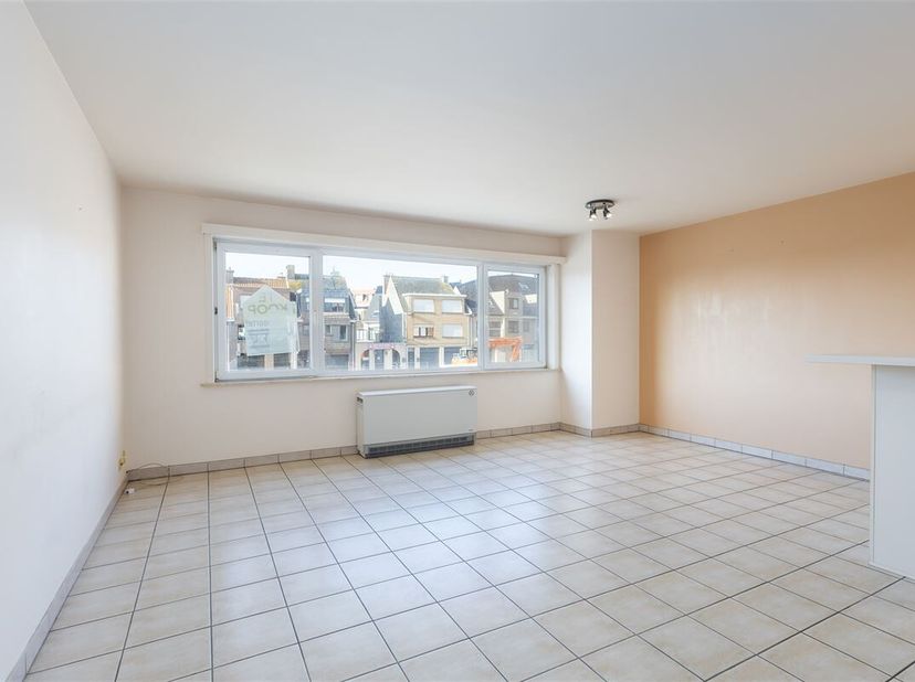 Ruim, ongemeubeld  appartement op centrale , rustige ligging aan de kerk en   op wandelafstand van de Zeedijk.   Klein gebouw zonder lift.  Het appart