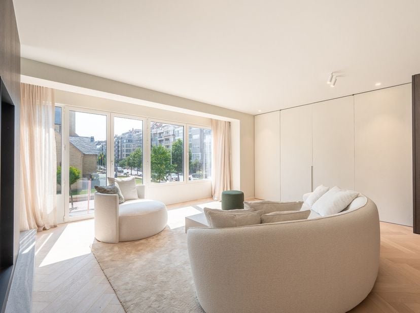 Magnifiek gerenoveerd appartement van 150 m², heel goed gelegen op enkele passen van de zee, de Dumortierlaan, de Kustlaan en het Van Bunnenplein. Ind