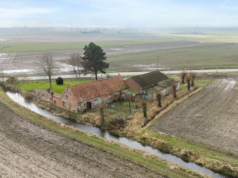 Te slopen /te renoveren voormalige hoeve met bijgebouwen op een perceel +/-3000m²  waarvan 360m² bebouwde oppervlakte.&lt;br /&gt;
De kavel bestaat uit 3 ka