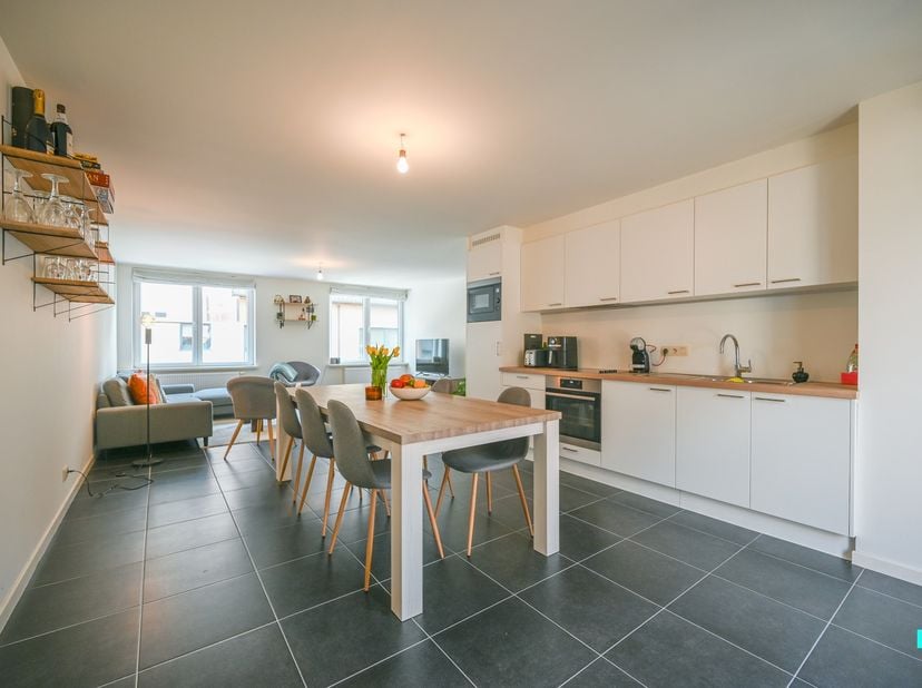 Ontdek dit duplex appartement met 2 slaapkamers in het hartje van Deerlijk. Het appartement heeft een bewoonbare oppervlakte van 109 m² (volgens EPC-a