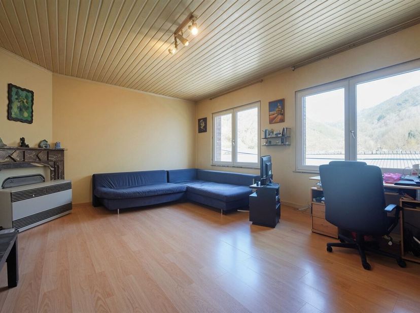 Situé au 2e étage dun petit immeuble sans charges communes, cet appartement 1 chambre denviron 57 m² bénéficie d&#039;une vue agréable sur la Meuse et d&#039; u