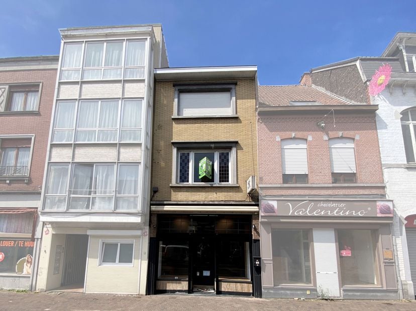 REZ: Accès direct à un vaste espace magasin modulé en deux zones, menant vers une cave saine, une cuisine semi-équipée, un WC séparé et un spacieux en