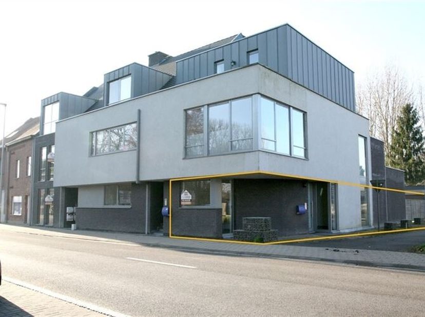 Aangenaam gelijkvloers appartement met een leuke buitenruimte en royale leefvertrekken. Je komt binnen via de afzonderlijke inkomhal die je leidt naar