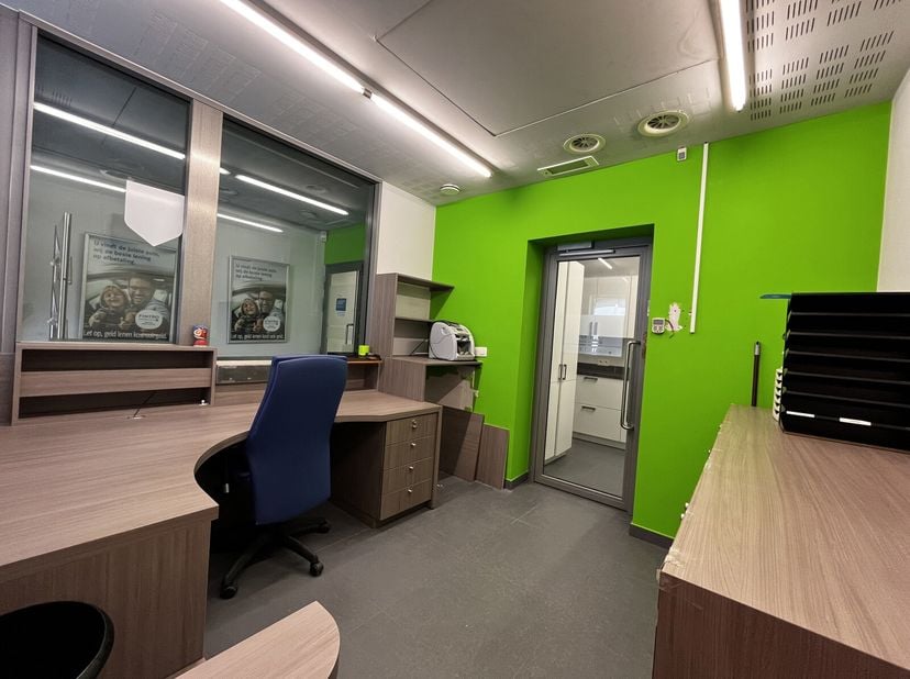 Nieuw in onze portefeuille bieden wij u graag dit commercieel verhuur pand aan. Dit pand biedt een uitgebreid scala aan mogelijkheden en is ideaal voo