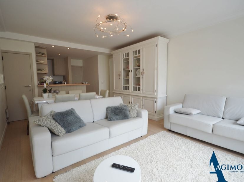 Studio meublé confortable et lumineux à 100 m du bord de mer à Knokke.&lt;br /&gt;
Ce studio confortable et lumineux est situé dans la Paul Parmentierlaan 2