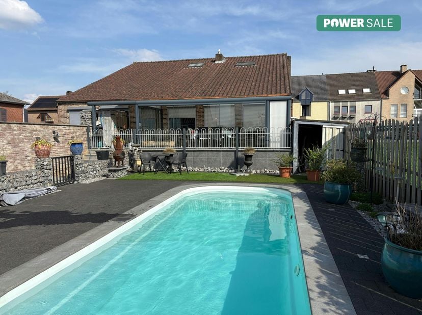 Indeling:&lt;br /&gt;
Gelijkvloers:&lt;br /&gt;
- royale inkomhal&lt;br /&gt;
- leefruimte&lt;br /&gt;
- zitkamer&lt;br /&gt;
- ruime veranda met ingerichte keuken&lt;br /&gt;
- 4 slaapk
