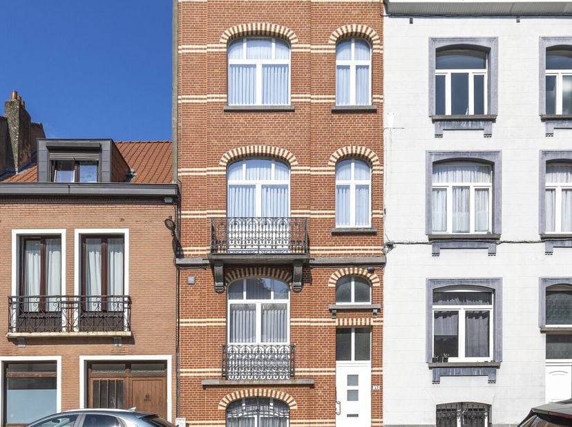 Magnifique maison de maître avec espace professionnel - Ganshoren&lt;br /&gt;
Dans le centre de Ganshoren, vous trouverez cette maison de maître majestueuse