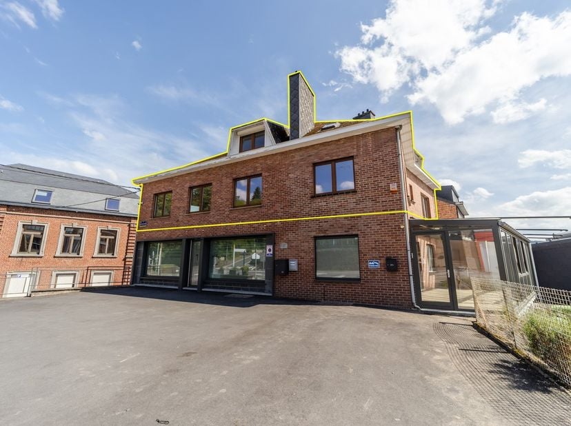 ! SOUS OPTION ! L&#039;agence Antoine Immobilier de Stavelot vous propose à la vente cet appartement duplex de 210m2, situé au premier et deuxième étage d&#039;