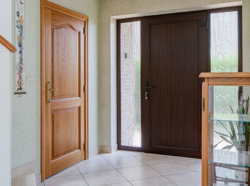 Verrassend ruime en degelijke gezinswoning is gelegen op een perceel van 7are en 51ca, combineert maximaal comfort en kwaliteit met een rustige liggin
