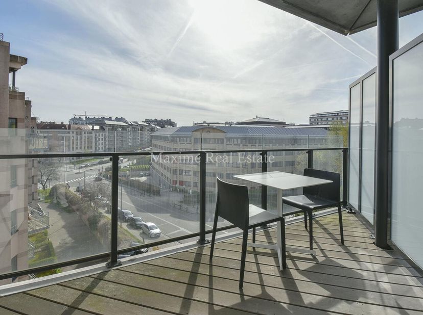 MAXIME REAL ESTATE vous propose cet agréable studio lumineux non meublé.&lt;br /&gt;
Excellente situation à proximité du CORA-ROODEBEEK,des transports en co