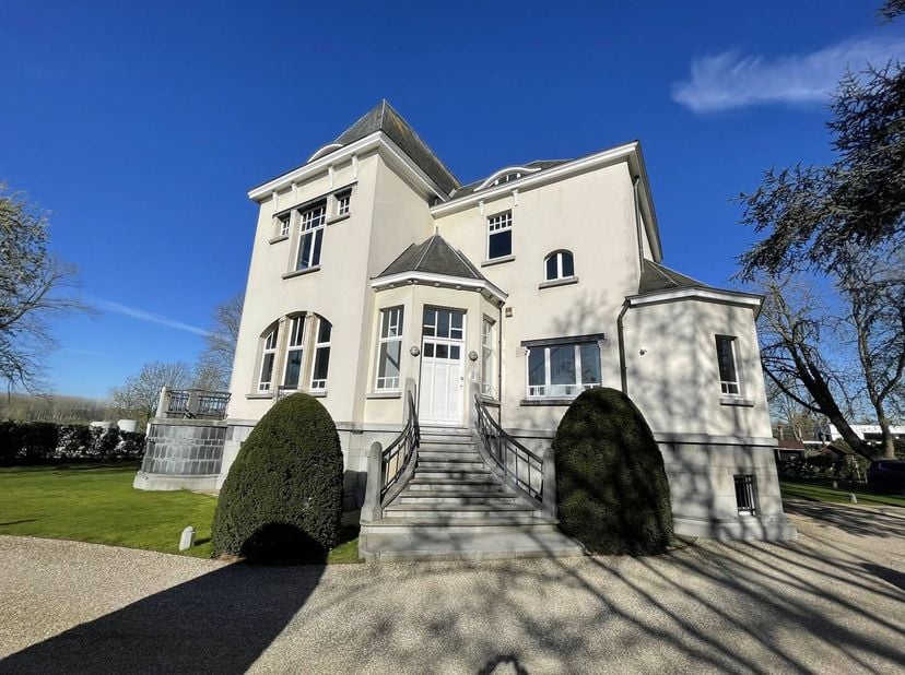 6 bureaux privés entièrement meublés avec salles de réunion communes, disponibles à la location à Deurle. Ces bureaux sont situés au premier étage et