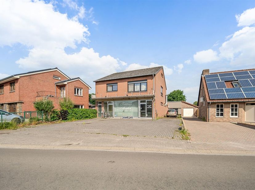 Unieke kans: Handelspand met bovengelegen appartement&lt;br /&gt;
Bent u op zoek naar een combinatie van ondernemen en comfortabel wonen? Dan is dit handels