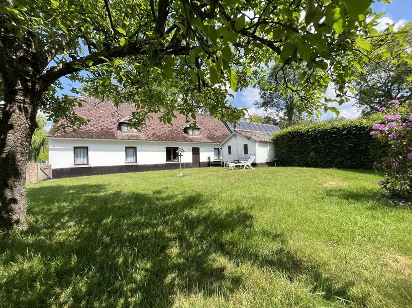 Ontdek de tijdloze charme van deze authentieke gelijkvloerse hoeve. Omgeven door groene velden en een rustige straat, biedt ze absolute rust, op een p