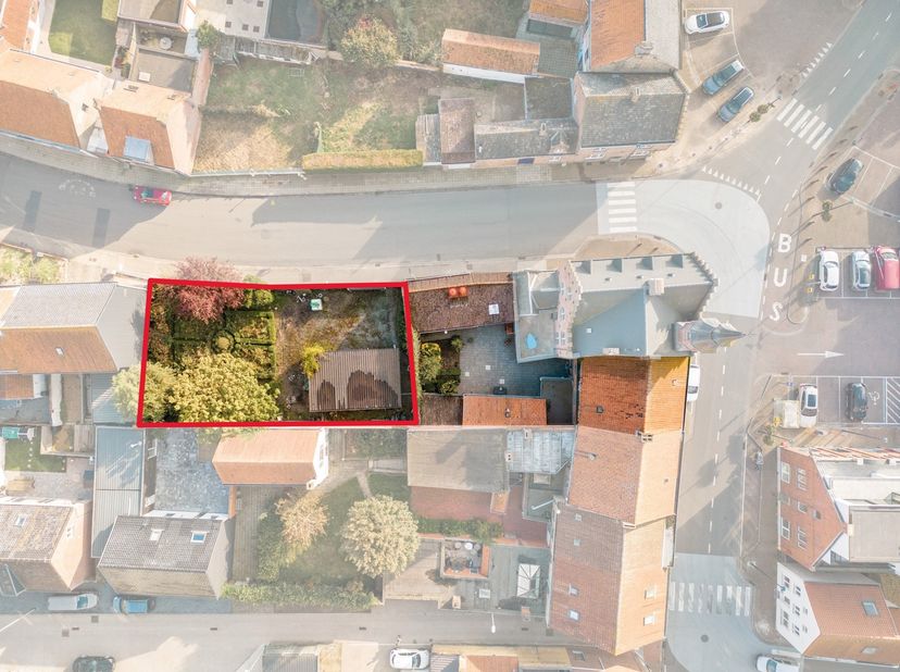 Deze bouwgrond van 415 m² is ideaal gelegen, pal in het centrum van Handzame. Een uitstekende locatie om te wonen, met alle voorzieningen binnen handb
