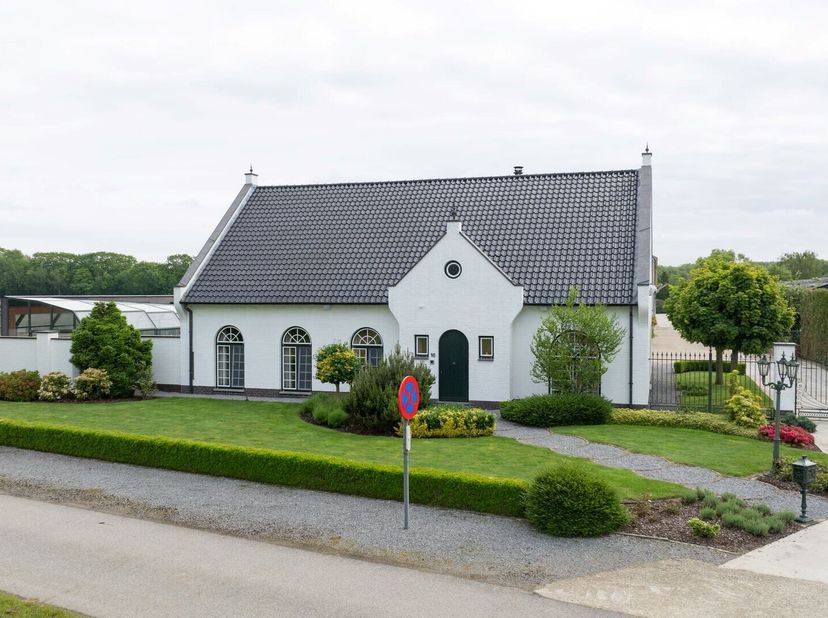 In het mooie Bocholt is deze villa gelegen in een doodlopende straat en omgeven door groen en vergezichten. Bocholt is centraal gelegen in het paarden