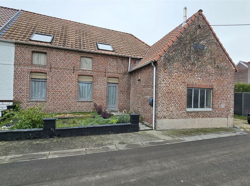 SOUS OPTION - PLUS DE VISITE - Prix: Offre à partir de 185.000 euros, frais d&#039;agence non inclus et à charge de l&#039;acquéreur.&lt;br /&gt;
Maison 3 façades pro