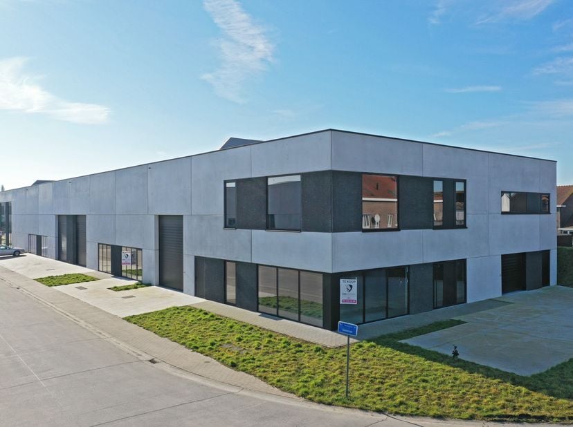 Nieuwbouw KMO-unit met een oppervlakte van 484 m² op een perceel van 612 m² te koop.&lt;br /&gt;
Vlot bereikbaar dankzij de ligging op amper +/- 3 km van de