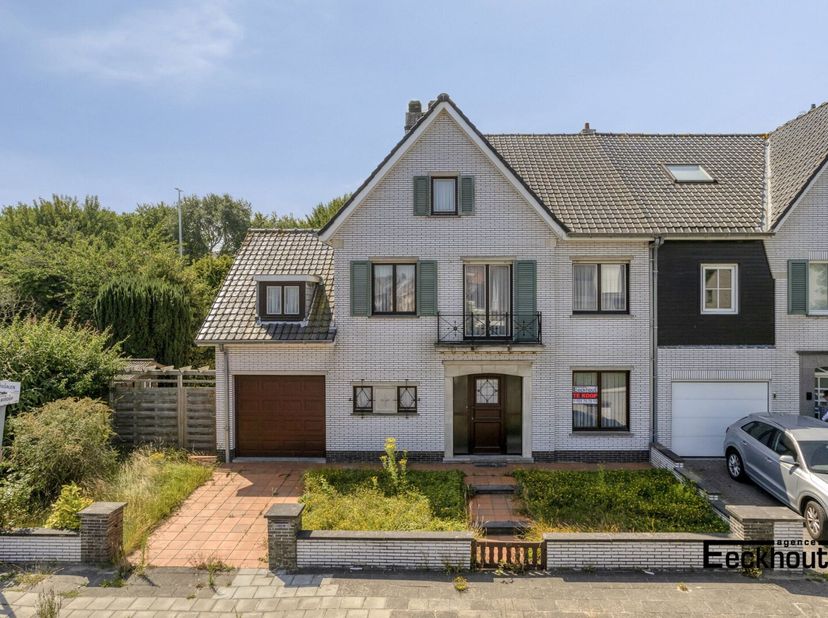 Deze halfopen woning met garagebox en zuidgerichte tuin bevindt zich in de gegeerde Nachtegalenlaan te Oostende: In een groene, residentiële buurt met
