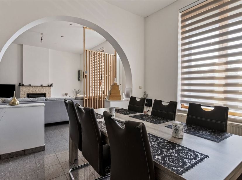Jolie Maison 3 Chambres avec Hangar et jardin.&lt;br /&gt;
Venez vite découvrir cette belle maison agréablement située dans une rue calme, tout en étant pro
