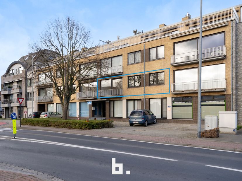 Op een centrale ligging te Oostkamp bevindt zich dit lichtrijk 1 slaapkamer appartement met vlotte verbinding naar Brugge en autosnelweg. Indeling als
