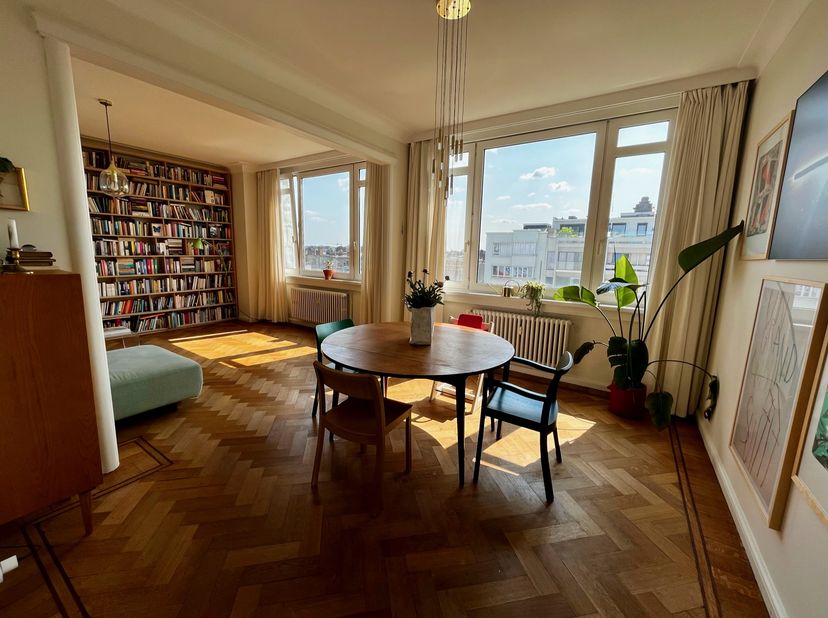 In een residentiële buurt op absolute toplocatie. Instapklaar en recent gerenoveerd appartement in het rustige en zeer goed onderhouden art-deco appar